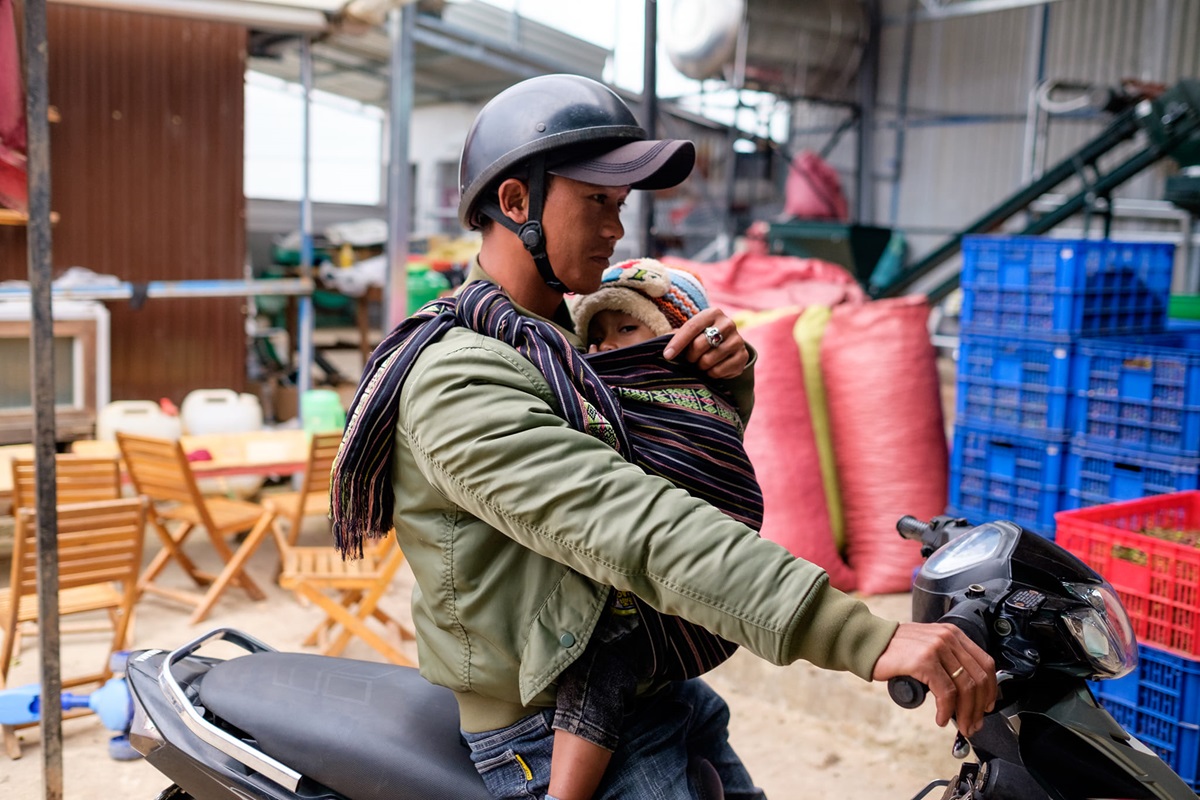 28 Vietnamec s miminkem na motorce